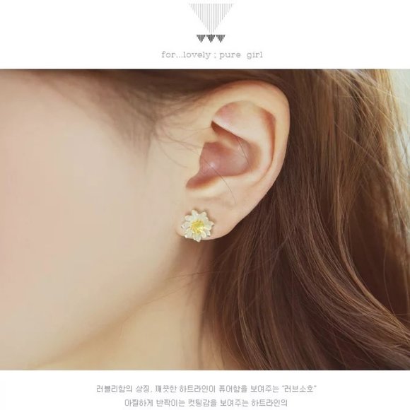 14k Gold Simple Flower Stud Earrings Sterling Silver - Picture 4 of 8